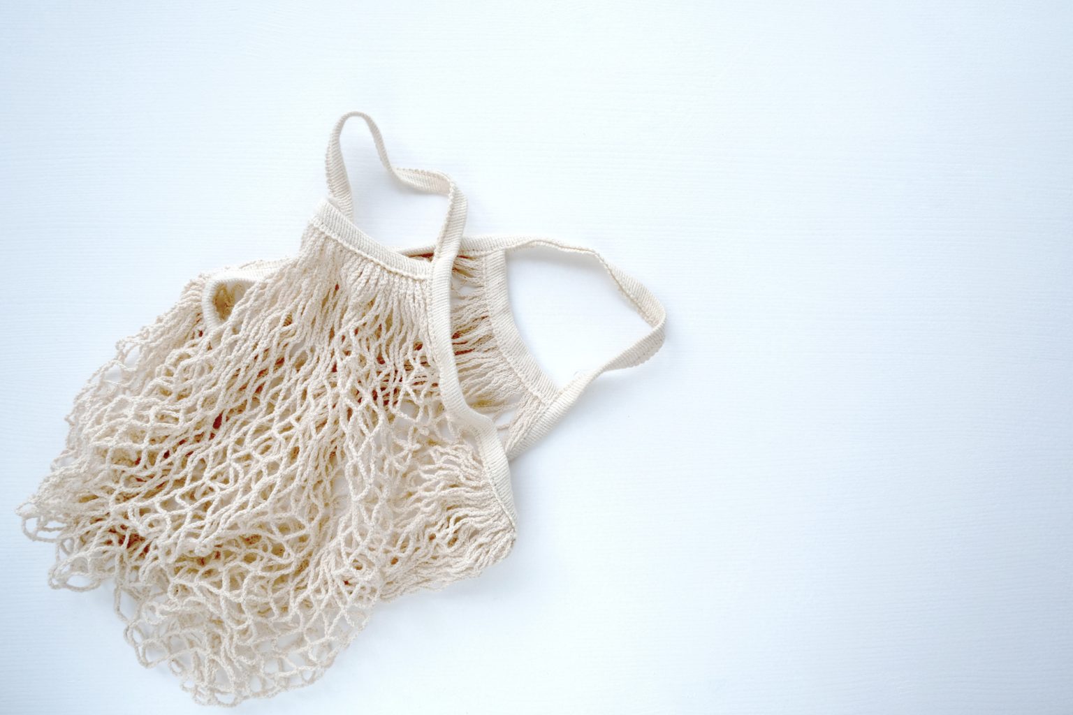 Bolsa de red de algodón orgánico, una alternativa natural y sostenible a los envases plásticos. Ideas de consumo responsable y hogar sostenible para reducir el uso de plásticos en el día a día.